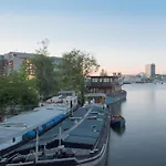 Botel Anna Houseboat *