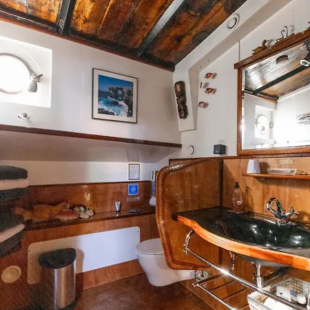 Anna Houseboat Hotel en barco