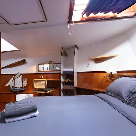 Hotel en barco Anna Houseboat