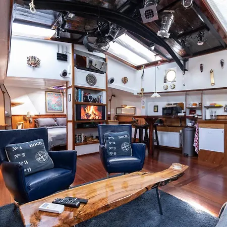 Anna Houseboat Hotel en barco