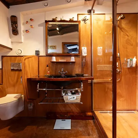 Anna Houseboat Hotel en barco *