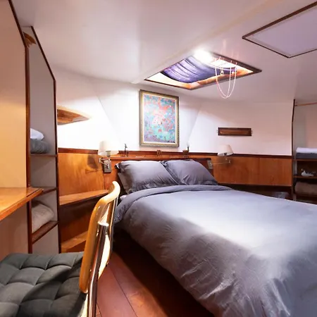 Anna Houseboat *